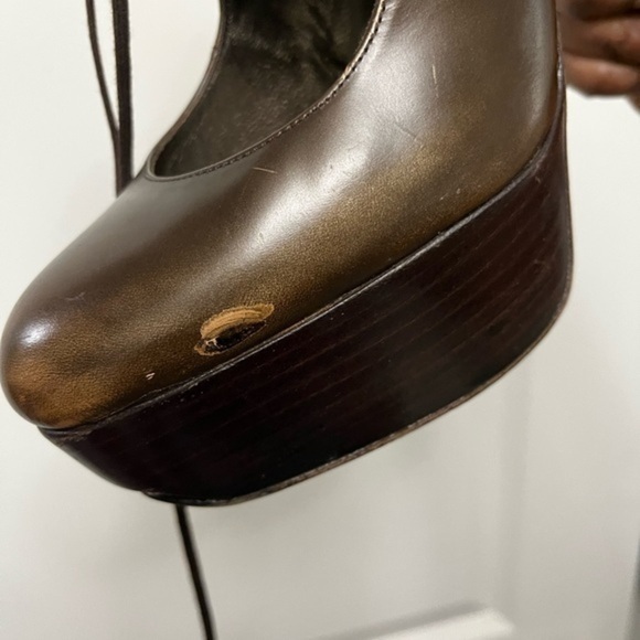 Stuart Weitzman unique heel shoe little distressed style - Picture 12 of 15